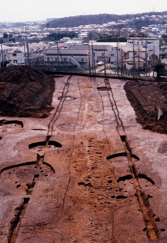 東の上遺跡道路遺構（所沢市教育委員会提供） 