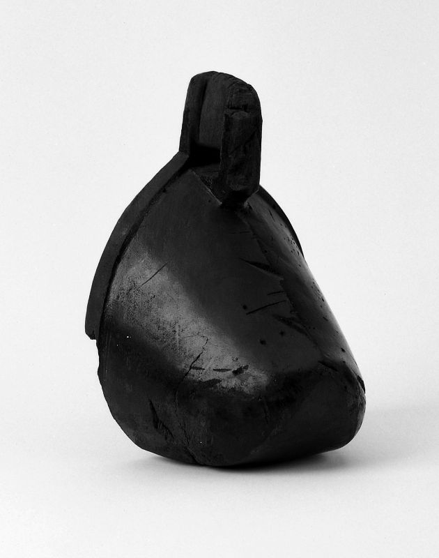 黒漆塗壺鐙（熊谷市下田町遺跡）（埼玉県教育委員会蔵） 