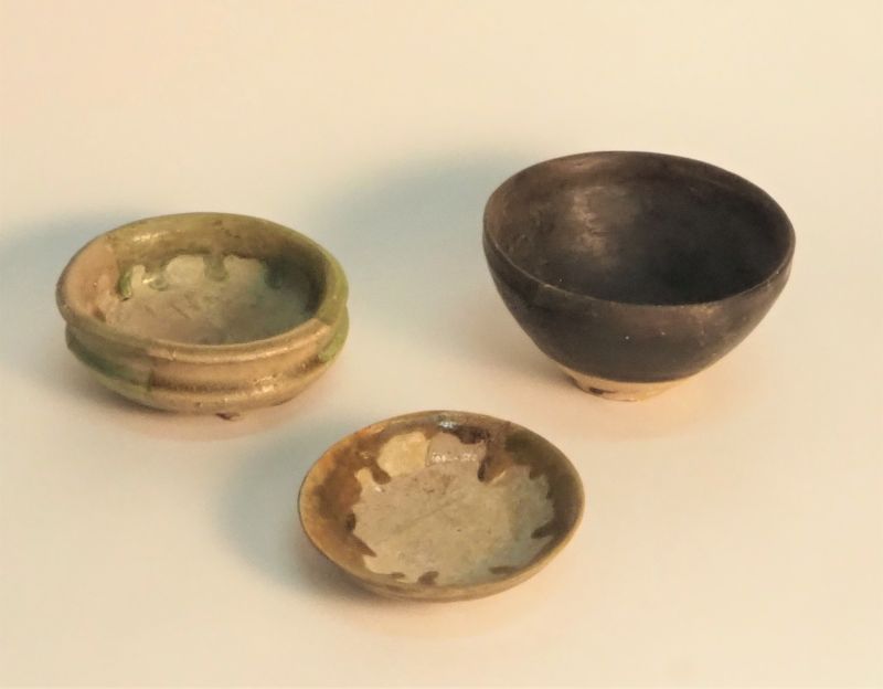 灰釉香炉・緑釉小皿・天目茶碗（堂山下遺跡）（毛呂山町教育委員会蔵）