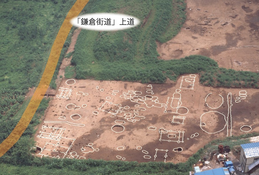 堂山下遺跡と「鎌倉街道」上道（埼玉県教育委員会提供）