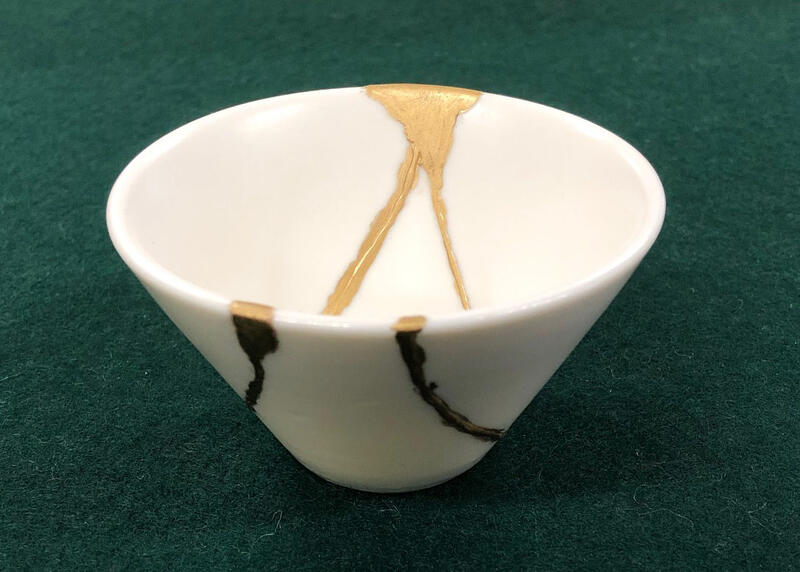金継ぎされた器の写真